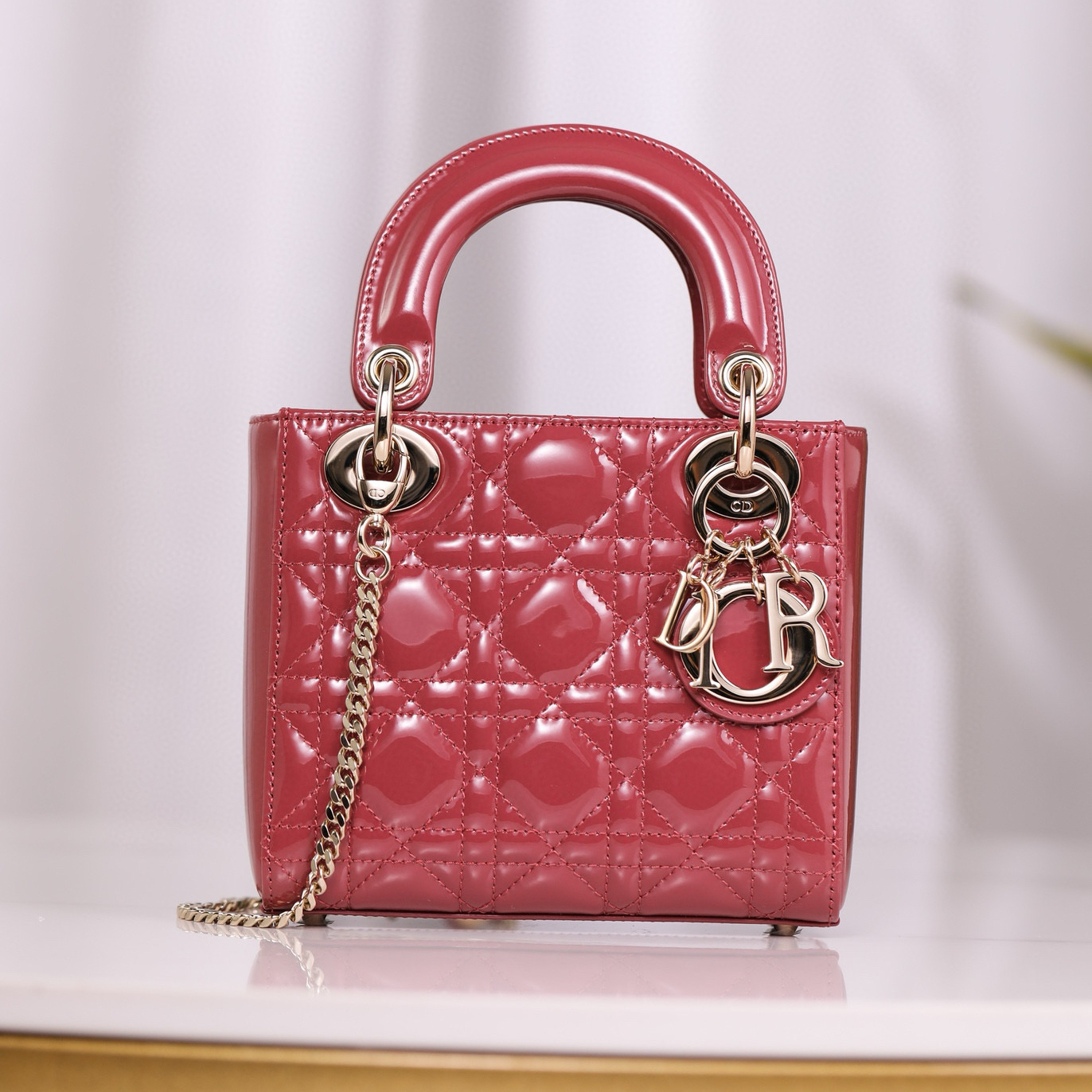 Dior Lady 三格戴妃包 漆皮木槿粉工藝解析
