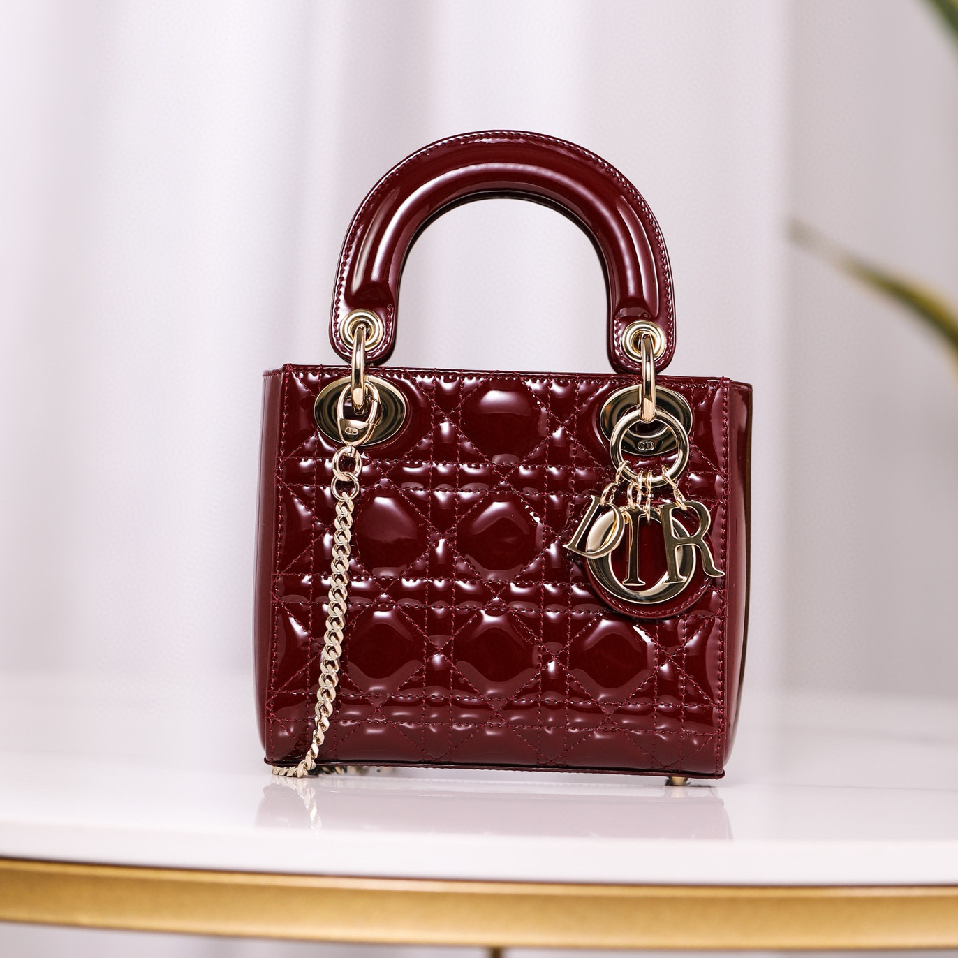 Dior Lady 三格戴妃包：漆皮酒紅色的工藝美學