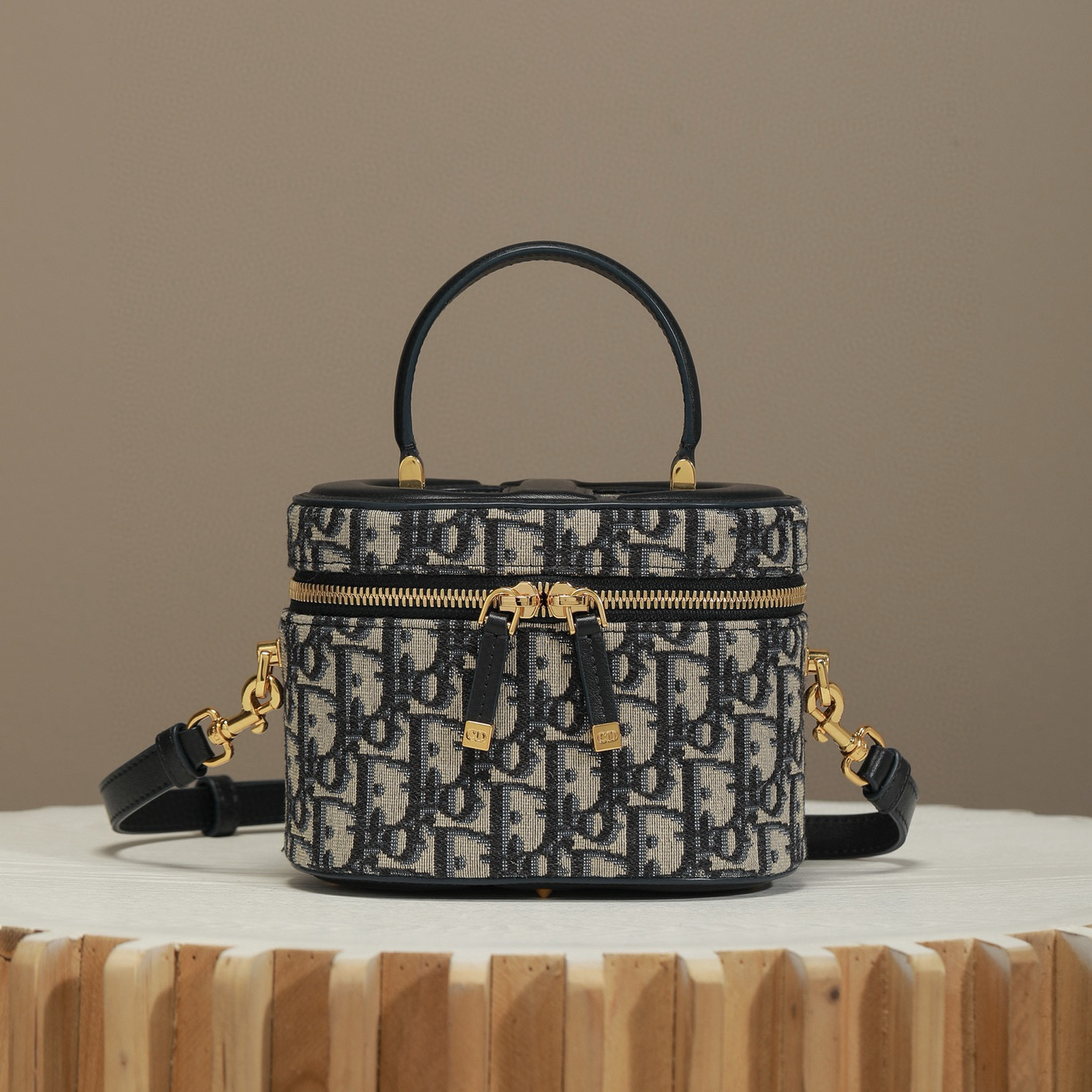 Dior Signature Vanity 系列盒子包工藝鑑賞