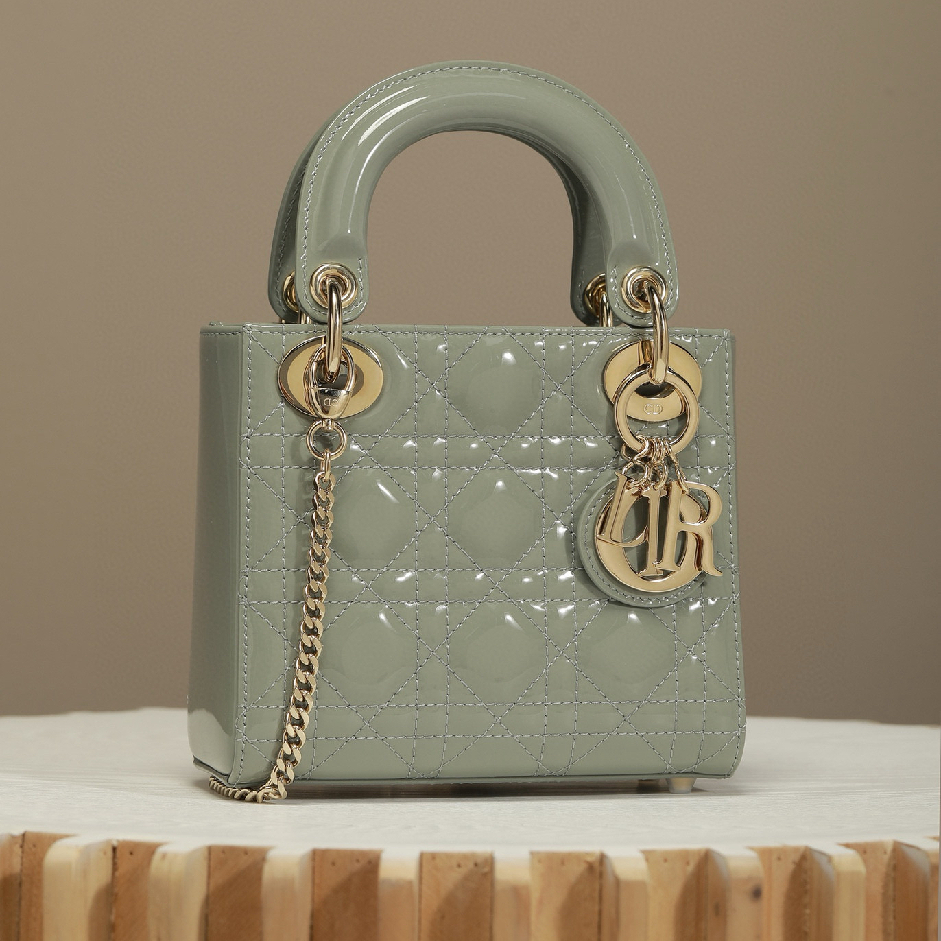 Dior Lady 三格戴妃包 岩石灰漆皮工藝鑑賞